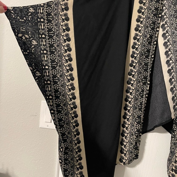 Black and Tan Patterned Shawl - Picture 5 of 5